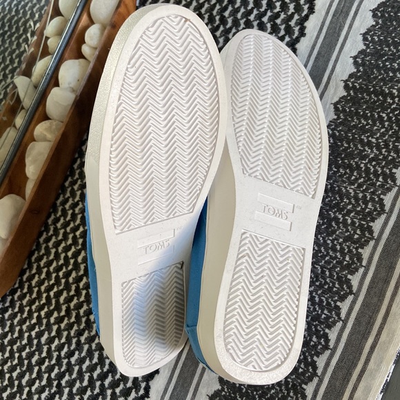 TOMS Slip Ons

**NEW&BOXED** - Picture 5 of 6